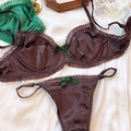 Completo intimo in raso marrone cioccolato con pizzo, fiocco verde e bordi raffinati - S / Marrone