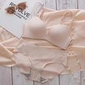 Nahtloses tiefes V Push-up BH-Set in Hautrosa mit passendem Slip auf Holzhintergrund - 70B / Nude Set