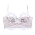 Detail eines weißen Spitzen-Bralettes mit Wimpernspitze und stützenden Bügeln - S / Weiß