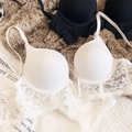 Elegante reggiseno in pizzo bianco con motivo floreale e spalline sottili regolabili - Bianco
