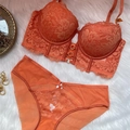 Dessous-Set aus korallenroter Spitze mit Stickerei und goldfarbenem Ringdetail - Orange / 80B