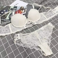 Weißes Spitzenunterwäsche-Set mit Push-up-BH und Riemchen-Slip in Größe M auf grauem Stoffhintergrund - 70A / Weiß