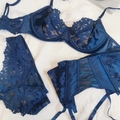 Completo intimo in pizzo blu navy con reggiseno in raso e reggicalze abbinato - S / Blu Reggiseno Mutandine Reggicalze