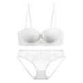 Détails à plat d'un ensemble soutien-gorge et culotte en dentelle blanche avec broderies - 70B / Blanc