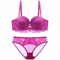 Détails d'un ensemble de lingerie en dentelle violette avec motifs floraux et maille fine - 70B / Rose Bonbon