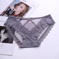Vue détaillée de la culotte en dentelle violet clair avec broderie et petit nœud - M / Gris