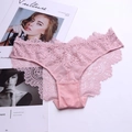 Gros plan détaillé sur une culotte en dentelle rose avec broderie florale et bordure cil - M / Rose