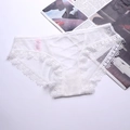 Detail von weißer Mesh-Spitzenunterwäsche mit Kreuzband-Design und feiner Blumenstickerei - M / Weiß