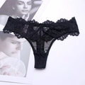 String élégant en dentelle florale noire avec mesh et bords ondulés sur fond blanc plat - M / Noir