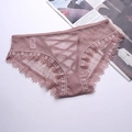 Dettaglio di intimo in pizzo rosa con nastri incrociati su sfondo bianco pulito - colore fagiolo rosso