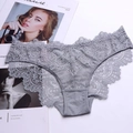 Détail de sous-vêtements en dentelle florale grise avec des bords festonnés - M / Gris