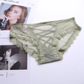 Detail der salbeigrünen Spitzenunterwäsche mit Mesh-Punkten und Kreuzband-Design - M / Grün