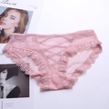 Detailansicht der rosa Netz-Spitzenslips mit überkreuzten Bändern und Wellenkanten - M / Rosa