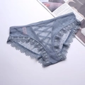 Dettaglio di slip in rete blu trasparente con nastri e pizzo floreale fine - Blu