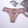 Vue détaillée du string en tulle rose poudré avec dentelle délicate et laçage à l'avant - Vieux Rose