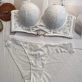 Ensemble de lingerie en dentelle blanche élégante avec motifs floraux et détails dorés - 70B / Blanc