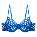 Dettaglio di un reggiseno in pizzo blu reale con ricamo e trama in rete trasparente - S / Blu