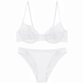Dettaglio completo di set intimo in pizzo bianco con ferretto e ricami floreali - S / Bianco