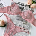 Ensemble de lingerie en dentelle rose avec broderie florale et fines brides - S / Rose