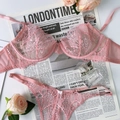 Dettaglio del ricamo in pizzo floreale rosa e mesh trasparente sul set di lingerie - S / Rosa