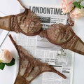 Détails d'un ensemble de lingerie en dentelle marron avec broderies fleurs sur fond plat - S / vert olive