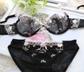Schwarzes Dessous-Set aus Spitze mit Blumenstickerei und rosa Schleifendetail - 70A / Schwarz