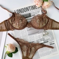 Dettaglio del set lingerie in pizzo marrone caffè con ricamo floreale e tessuto mesh - S / verde oliva