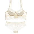 Elegante witte kanten lingerieset met beugelbeha en bijpassende slip op witte achtergrond - Broken Wit