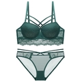 Completo intimo in pizzo verde scuro con coppe 3/4 e dettaglio di spalline incrociate - 70A / Set Verde Smeraldo