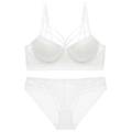 Weißes Spitzen-Dessous-Set mit Push-up-BH und passendem Slip auf weißem Hintergrund - 70B / Set mit weißen Zirkonia