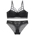 Sexy schwarzes Spitzen-Dessous-Set mit tiefem V-Ausschnitt-BH und Käfig-Riemchen-Design - 70C / Set mit schwarzen Zirkonia