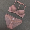 Dessous-Set aus Spitze in Altrosa mit Bügel-BH und passendem Slip auf grauem Teppich - 70B / Lotusrosa