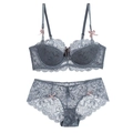 Elegante set di lingerie in pizzo grigio scuro con reggiseno traspirante e fiocchi rosa - Grigio / 70A