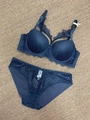 Französisches dunkelblaues Spitzen-Dessous-Set mit Push-up-BH und Netzhöschen - 70A / Set / Blau