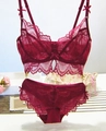 Ensemble de lingerie en dentelle bordeaux avec soutien-gorge demi-bonnet et culotte assortie - Bordeaux