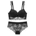 Elegantes schwarzes Spitzen-Dessous-Set mit Push-up-BH und passendem Slip auf Weiß - 70A / Schwarz
