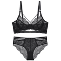 Elegante set di lingerie in pizzo nero con reggiseno in pizzo e slip con ritagli su bianco - 70B / Nero