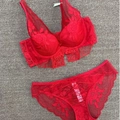 Completo intimo in pizzo rosso con ricamo floreale e ferretto, vista dall'alto - Rosso / 70C