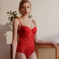 Body in pizzo rosso con ricamo, coppe con ferretto e spalline sottili - 70B / Rosso