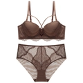 Détail de la dentelle florale marron et du mesh respirant de cet ensemble de lingerie - Café