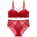Dettaglio del set di lingerie in pizzo rosso scuro con motivi floreali e spalline incrociate - Rosso / 70B