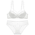Dettaglio del set di lingerie in pizzo bianco con motivi floreali e rete delicata - 70A / Bianco