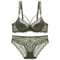 Vue détaillée d'un ensemble de lingerie en dentelle vert olive avec broderie florale - Vert