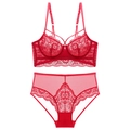 Détail d'un ensemble de lingerie en dentelle florale rouge avec broderie fine - Rouge / 70C
