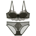 Set lingerie in pizzo francese verde oliva scuro con coppe in cotone e slip abbinato - Verde