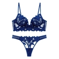 Completo intimo in pizzo francese blu scuro con ricamo floreale e spalline sottili su bianco - S / Blu