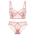 Dettaglio completo di set lingerie in pizzo rosa chiaro con ricami e coppa con ferretto - 70C / Rosa
