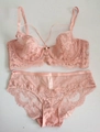 Conjunto de lencería de encaje rosa con motivos florales y detalle de rosa romántica - 70B / Rosa