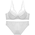 Dettaglio completo di set intimo in pizzo bianco con reggiseno a mezza coppa e slip abbinati - 70A / Bianco