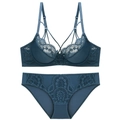 Dettaglio del set di lingerie in pizzo blu pavone con motivi floreali e bordi smerlati - 70A / Blu